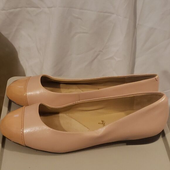 TROTTERS Signature cap toe beige ballet flat 
-beige patent cap toe
Size 6.5 W - Picture 8 of 8